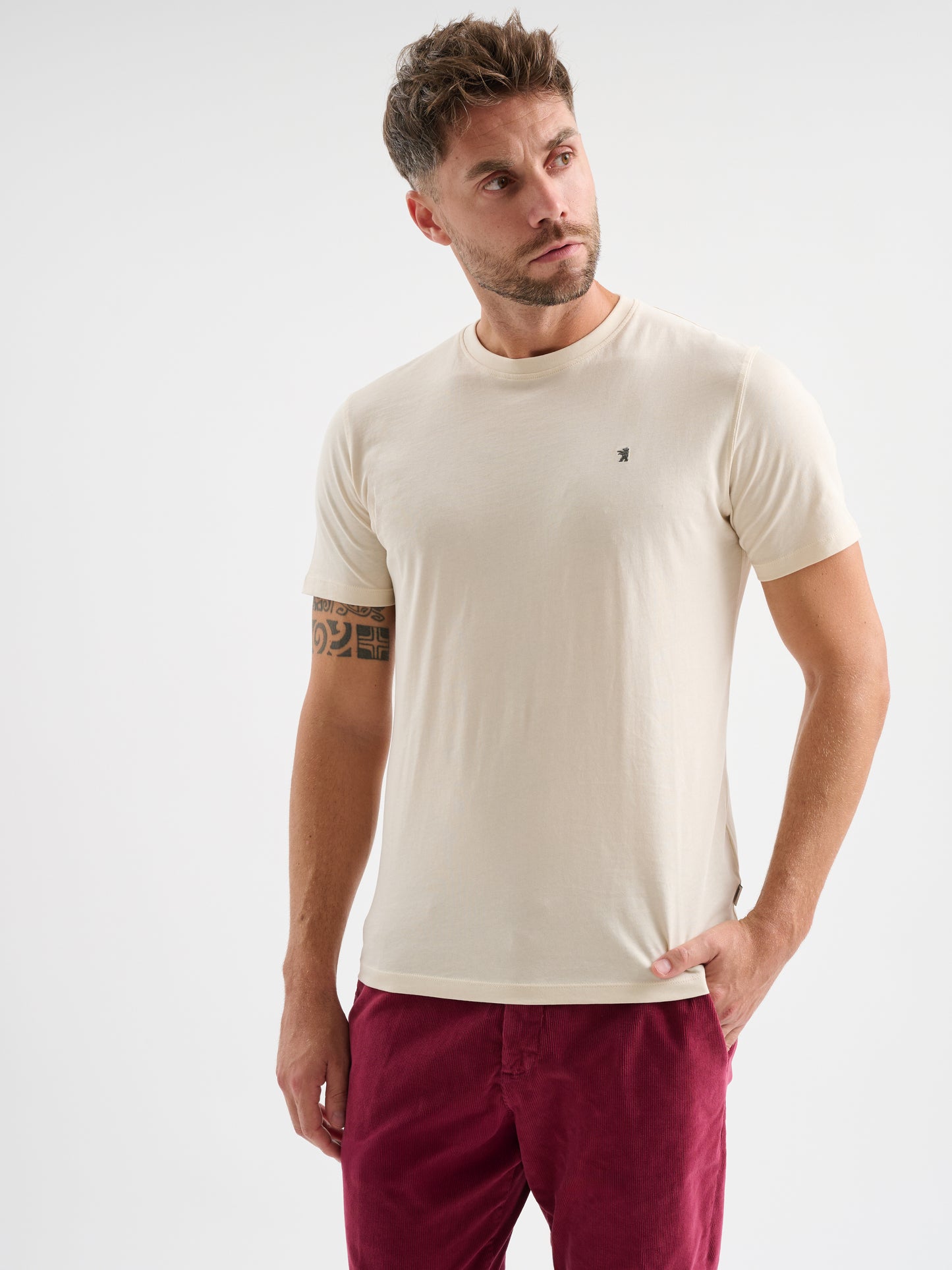 T-SHIRT A MANICHE CORTE